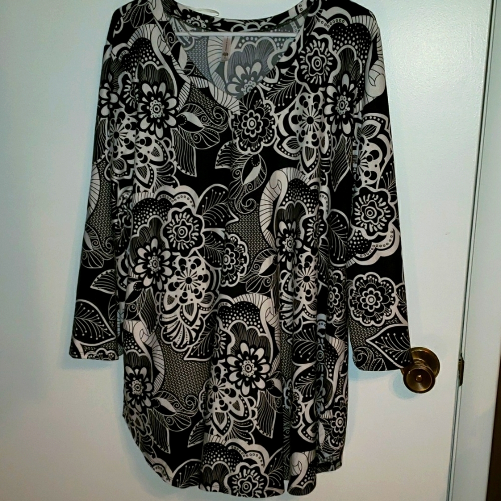 Fantasy & Fable tunic - Picture 2 of 5